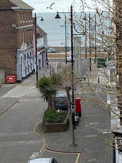 - 2 Minutes From * Herne Bay